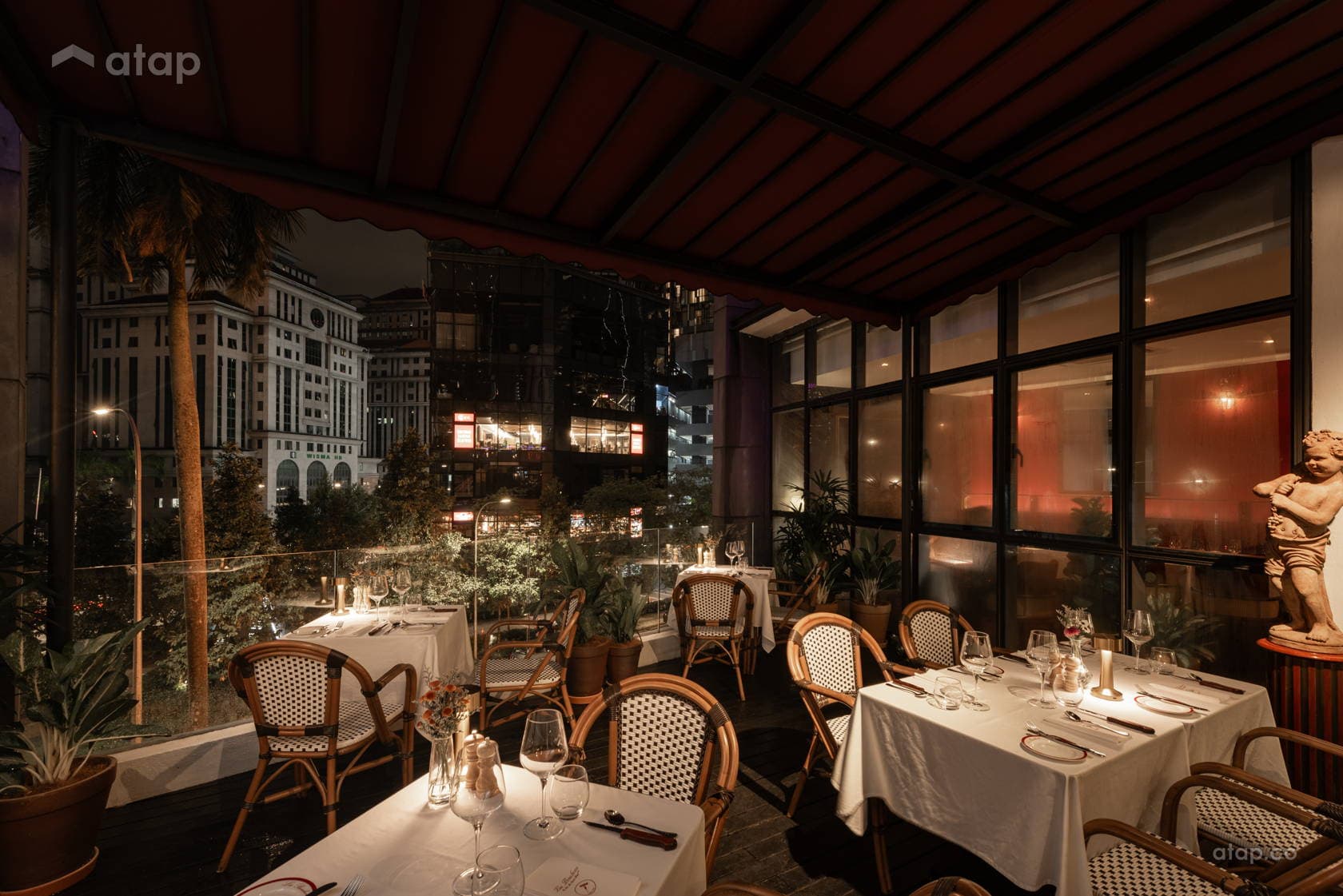 Les Bouchons' charming Parisian bistro atmosphere